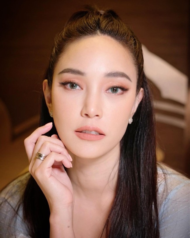 Pitchanart May Sakakorn sendiri dikenal sebagai seorang aktris film dan serial televisi. Ia telah bermain film sejak tahun 2000an awal. May cukup sering bermain film horror, seperti The Victim dan The Unborn Child.Foto: Instagram @maypitchy