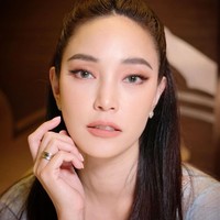 Pitchanart May Sakakorn sendiri dikenal sebagai seorang aktris film dan serial televisi. Ia telah bermain film sejak tahun 2000an awal. May cukup sering bermain film horror, seperti The Victim dan The Unborn Child.Foto: Instagram @maypitchy