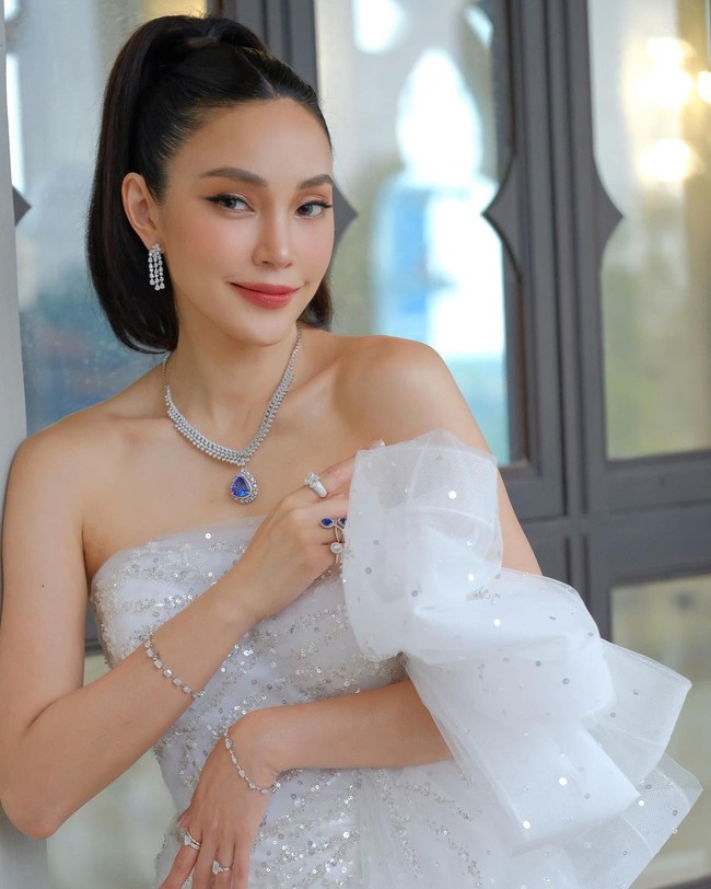 Ketika itu, hubungan mereka cukup serius dan berencana untuk menikah. Sayangnya percintaan mereka harus berakhir karena berbagai masalah. Kepada media, Pitchanart mengaku ibu Chanathip tidak merestui mereka menikah dalam waktu dekat dan menganggap keduanya tidak cocok karena sama-sama bershio ayam. Foto: Instagram @maypitchy