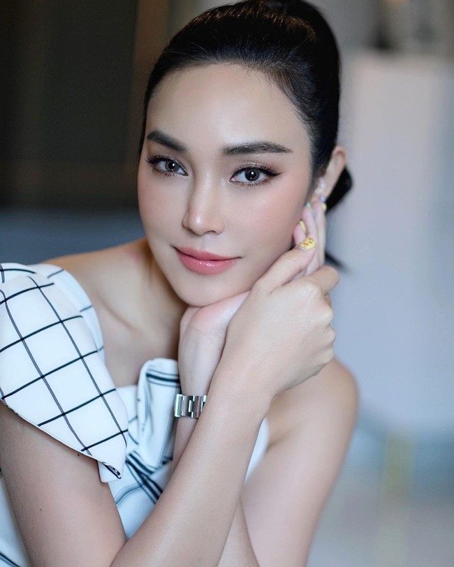 Kesuksesan Chanathip Songkrasin menjuarai Piala AFF 2020 sekaligus menyandang gelar Pemain Terbaik selama tiga tahun berturut-turut ramai diperbincangkan. Sosok sang mantan kekasih pun ikut jadi sorotan. Adalah Pitchanart Shakhakorn, seorang artis terkenal Thailand yang lebih tua 12 tahun.Foto: Instagram @maypitchy