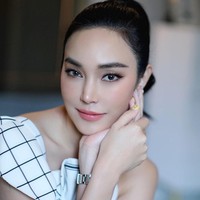 Kesuksesan Chanathip Songkrasin menjuarai Piala AFF 2020 sekaligus menyandang gelar Pemain Terbaik selama tiga tahun berturut-turut ramai diperbincangkan. Sosok sang mantan kekasih pun ikut jadi sorotan. Adalah Pitchanart Shakhakorn, seorang artis terkenal Thailand yang lebih tua 12 tahun.Foto: Instagram @maypitchy