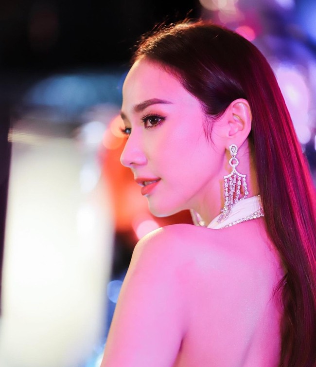 Pitchanart May Sakakorn dikenal dengan kecantikannya yang awet muda. Di Instagram, ia sering terlihat mememarkan selfie atau gaya OOTD dengan busana seksi dan item-item branded. Foto: Instagram @maypitchy