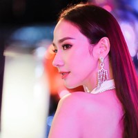 Pitchanart May Sakakorn dikenal dengan kecantikannya yang awet muda. Di Instagram, ia sering terlihat mememarkan selfie atau gaya OOTD dengan busana seksi dan item-item branded. Foto: Instagram @maypitchy