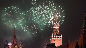 Kembang api di atas Katedral St. Basil dan Kremlin dengan Menara Spasskaya di Lapangan Merah yang kosong karena pembatasan pandemi selama perayaan Tahun Baru, di Moskow, Rusia, Sabtu, 1 Januari 2022. AP/Alexander Zemlianichenko Jr