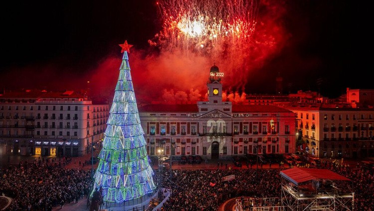 Fireworks explode during New Years celebrations at the Madrids Puerta del Sol in downtown Madrid, Spain, early Saturday, Jan. 1, 2022. (AP Photo/Manu Fernandez)
