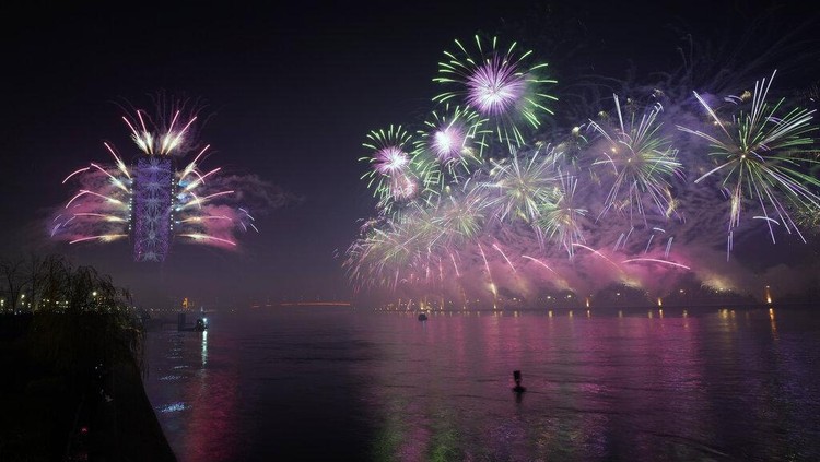 Potret Kemeriahan Tahun Baru di Penjuru Dunia Laser lights and fireworks shoot from the Belgrade Tower currently under construction during New Year celebrations in Belgrade, Serbia, Saturday, Jan. 1, 2021. (AP Photo/Darko Vojinovic)