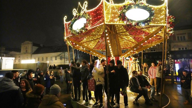 Potret Kemeriahan Tahun Baru di Penjuru Dunia People celebrate the New Year in Warsaw, Poland, Saturday, Jan. 1, 2022. (AP Photo/Czarek Sokolowski)