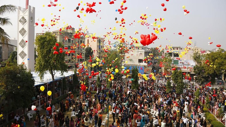 Potret Kemeriahan Tahun Baru di Penjuru Dunia Indian Christians release balloons to celebrate the New Year after offering prayers at a church in Ahmedabad, India, Saturday, Jan. 1, 2022. (AP Photo/Ajit Solanki)
