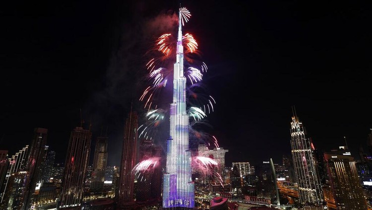 Fireworks explode at the Burj Khalifa, the worlds tallest building, during the New Years Eve celebration in Dubai, United Arab Emirates, Saturday, Jan. 1, 2022. (AP Photo/Kamran Jebreili)