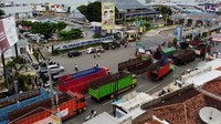 Sejumlah truk diparkir di jalan saat aksi demonstrasi Konfederasi sopir logistik Indonesia-Banyuwangi di depan pintu masuk Pelabuhan Ketapang, Banyuwangi. Mereka menutup akses masuk-keluar pelabuhan yang menghubungkan Jawa-Bali ini.