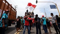 Unjuk rasa para sopir yang menyampaikan aspirasi terkait penerapan kebijakan zero ODOL (Over Dimensi Over Load) itu mengakibatkan aktivitas bongkar muat pelabuhan terganggu karena pintu masuk dan keluar pelabuhan tertutup truk pendemo.