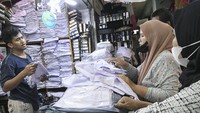 Pedagang menuturkan penjualan seragam sekolah meningkat dua kali lipat setelah seluruh sekolah di DKI Jakarta melaksanakan Pembelajaran Tatap Muka (PTM) berkapasitas 100 persen dengan protokol kesehatan COVID-19. 