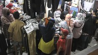 Sejumlah pembeli memadati toko seragam sekolah di Pasar Perumnas Klender, Jakarta Timur, Senin (3/1/2022).