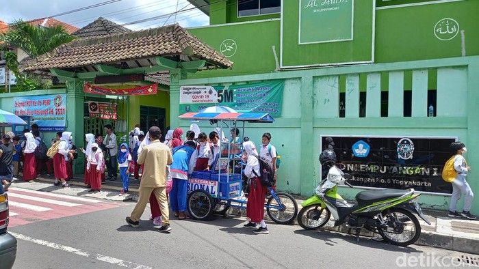 PTM DIY Tahun 2022, sekolah sudah diperbolehkan PTM 75 persen hingga 100 persen.