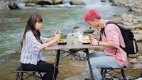 Rafael yang kini tengah aktif sebagai pembawa acara seringkali pergi ke berbagai tempat wisata. Dirinya bahkan pernah mencicipi sensasi makan di tengah sungai. Foto: Instagram/rafaell_16