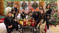 Rafael Tan juga dikenal sebagai sosok yang ramah dengan rekan sejawatnya. Makan bersama, merayakan Natal, hingga bertukar kado juga dilakukan Rafael dan teman-teman selebritinya. Foto: Instagram/rafaell_16