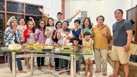 Saking dekatnya dengan keluarga, Rafael Tan juga tak pernah absen dari kegiatan keluarga besarnya. Makan bersama di rumah dengan lauk-lauk rumahan, Rafael terlihat bahagia berkumpul dengan orang tuanya. Foto: Instagram/rafaell_16
