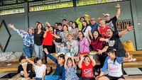 Lengkap bersama kakak dan keponakan-keponakannya, Rafael merayakan ulang tahun dengan hangat. Kue berwarna-warni semakin melengkapi momen keluarga ini. Foto: Instagram/rafaell_16