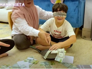 Viral Tren Tantangan Serok Uang, Rafathar Si Anak Sultan Serok Dollar