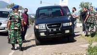 Pihak Pusat Polisi Militer Angkatan Darat (Puspomad) turut menghadirkan mobil hitam berpelat nomor B-300-Q milik tersangka.