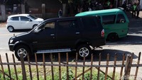 Puluhan warga pun nampak sudah berdiam diri di sekitar lokasi kejadian. Warga ingin menyaksikan langsung proses pelaksanaan rekonstruksi.
