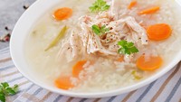 Nasi sup ayam cocok dinikmati saat flu atau deman. Kaldu ayam, ayam suwir dan sayuran langsung dicampur dengan nasi. Resep lengkapnya ada di sini. Foto: iStock