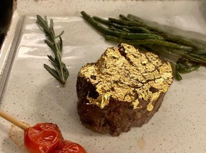 Sajikan Steak Lapis Emas Harga Murah, Resto Ini Saingi Menu Salt Bae