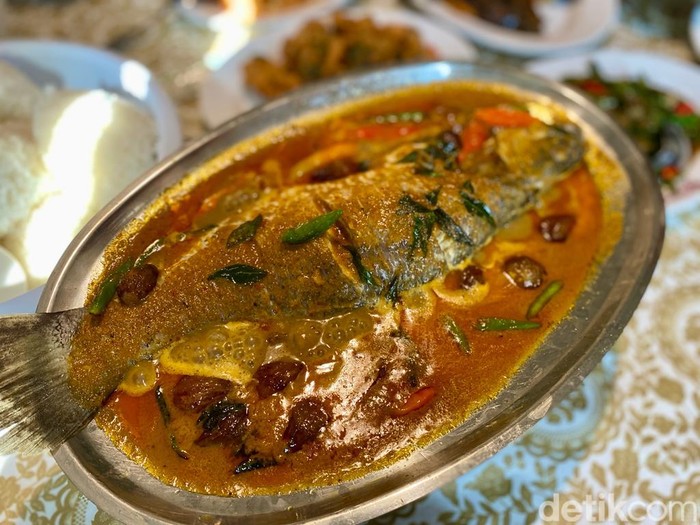 Rezeki Seafood Di Kampoeng Seafood Bisa Cicip Ikan Masak Gulai dan Udang Bumbu Chitato