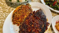 Selain itu juga ada menu ikan kerapu yang bisa dimasak dua olahan dalam satu ekor. Bisa diolah dengan bumbu bakar dan sisi satunya dengan bumbu rica-rica. Foto: detikcom/Riska Fitria