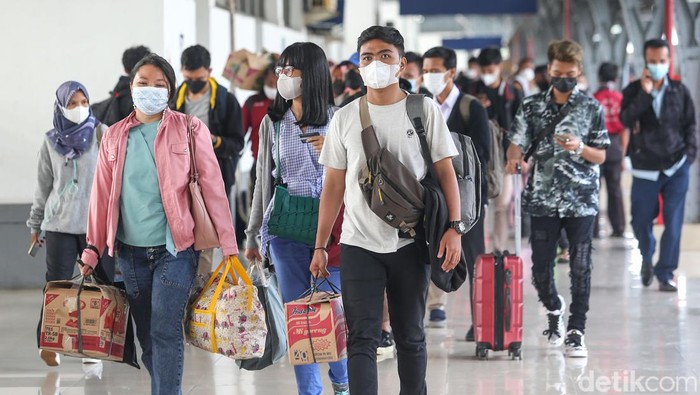 Usai libur Nataru, ribuan warga kembali ke Jakarta. Salah satunya melalui transportasi darat yakni kereta api.