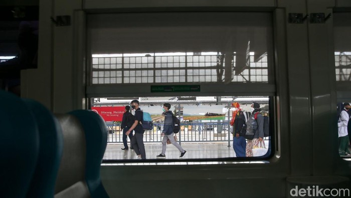 Usai libur Nataru, ribuan warga kembali ke Jakarta. Salah satunya melalui transportasi darat yakni kereta api.