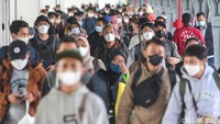 Sejumlah penumpang Kereta Api KA Sawunggalih jurusan Kutoarjo-Pasar Senen tiba di Stasiun Pasar Senen, Jakarta, Senin (3/1/2021).