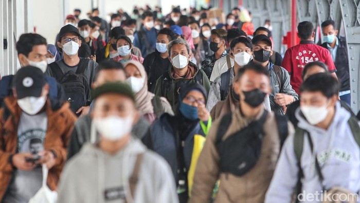 Ribuan Orang Kembali ke Ibu Kota Usai Nataru Usai libur Nataru, ribuan warga kembali ke Jakarta. Salah satunya melalui transportasi darat yakni kereta api.