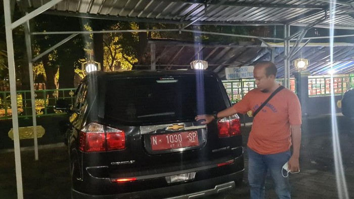 Mobil dinas Rudenim Surabaya yang dibawa kabur imigran asal Palestina, Moin D Habib, ditinggalkan di Masjid Hidayatullah Kota Pasuruan. Takmir masjid kemudian melapor ke polisi.
