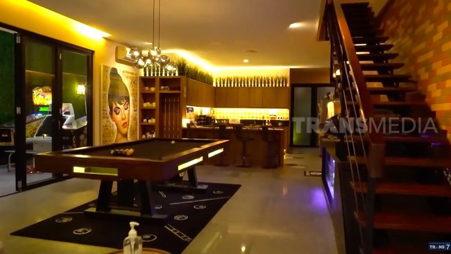 Seperti ditayangkan di program Sobat Misqueen Trans7, area ruang tamu berkonsep bar langsung menyambut ketika masuk ke rumah. Terdapat sebuah bar, meja biliar, boks pemutar musik vintage (jukebox), dan tiga mesin ding-dong yang masing-masing harganya bisa mencapai ratusan juta rupiah. (Foto: YouTube/Trans7 Official)