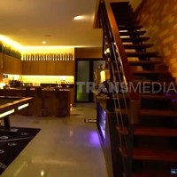Seperti ditayangkan di program Sobat Misqueen Trans7, area ruang tamu berkonsep bar langsung menyambut ketika masuk ke rumah. Terdapat sebuah bar, meja biliar, boks pemutar musik vintage (jukebox), dan tiga mesin ding-dong yang masing-masing harganya bisa mencapai ratusan juta rupiah. (Foto: YouTube/Trans7 Official)