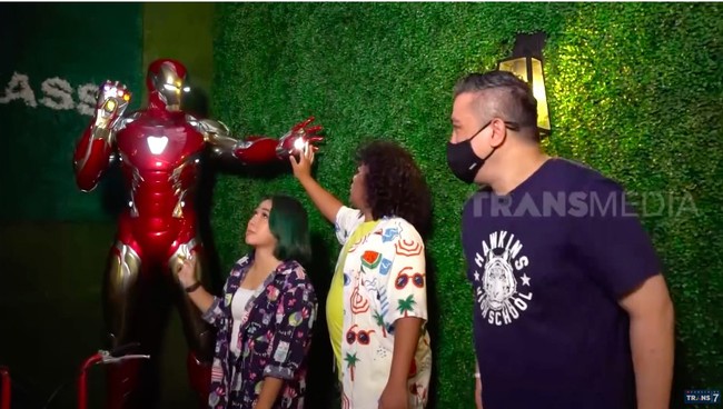 Masih di lantai yang sama, Maliki memajang sebuah patung Iron Man. Berskala 1:1, action figure dari komik Marvel ini terasa seperti nyata.  (Foto: YouTube/Trans7 Official)