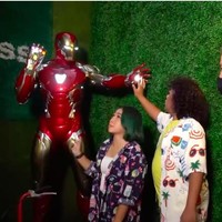 Masih di lantai yang sama, Maliki memajang sebuah patung Iron Man. Berskala 1:1, action figure dari komik Marvel ini terasa seperti nyata.  (Foto: YouTube/Trans7 Official)
