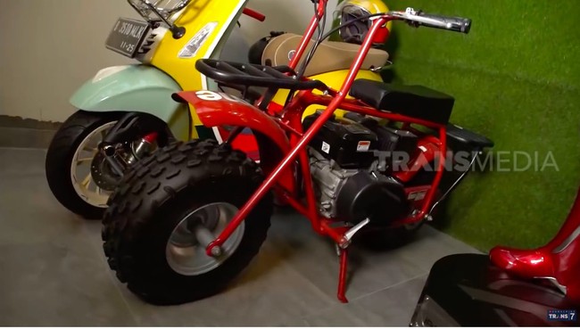 Selain mainan, Maliki juga punya ketertarikan dengan motor. Koleksinya pun unik, salah satunya mini bike Supreme x Coleman. Harga per unitnya bisa mencapai Rp 63 juta. (Foto: YouTube/Trans7 Official)