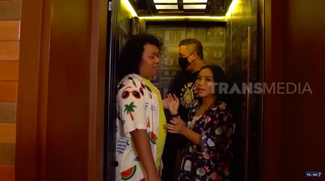 Seperti rumah crazy rich kebanyakan, kediaman Maliki turut dilengkapi sebuah lift untuk memudahkan akses dari lantai ke lantai. (Foto: YouTube/Trans7 Official)