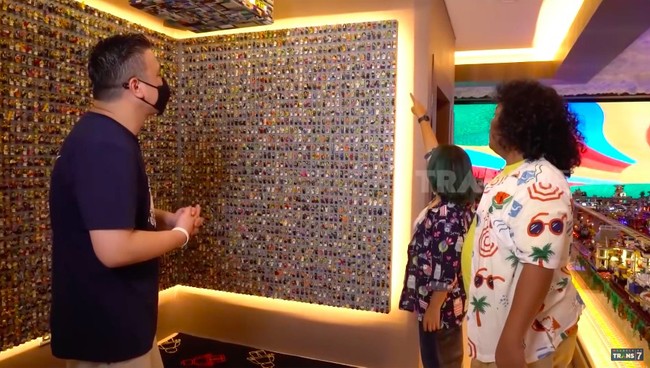 Terdapat sebuah dinding khusus untuk menempel karakter orang-orangan Lego. Jumlahnya mencapai 3000-an. (Foto: YouTube/Trans7 Official)