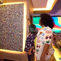 Terdapat sebuah dinding khusus untuk menempel karakter orang-orangan Lego. Jumlahnya mencapai 3000-an. (Foto: YouTube/Trans7 Official)