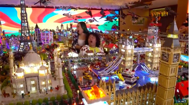 Lift tersebut juga menjadi akses menuju ruangan yang khusus didedikasikan untuk koleksi Lego Maliki. Tak tanggung-tanggung, ia menyulap ruang tersebut menjadi sebuah kota Lego lengkap dengan langit-langit yang bisa mengeluarkan asap seperti awan. Bak Legoland! (Foto: YouTube/Trans7 Official)