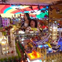 Lift tersebut juga menjadi akses menuju ruangan yang khusus didedikasikan untuk koleksi Lego Maliki. Tak tanggung-tanggung, ia menyulap ruang tersebut menjadi sebuah kota Lego lengkap dengan langit-langit yang bisa mengeluarkan asap seperti awan. Bak Legoland! (Foto: YouTube/Trans7 Official)