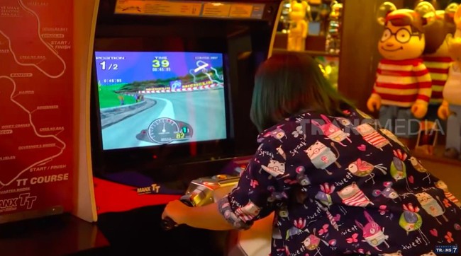 Tak berhenti di situ, Maliki juga memiliki satu lagi ruangan untuk menyimpan mainannya. Kali ini, lebih banyak arcade games, sejumlah action-figure dan bear-brick. Begitu banyak permainan elektronik, daya listrik di rumah Maliki mencapai 84 ribu kwh.  (Foto: YouTube/Trans7 Official)