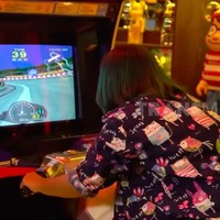 Tak berhenti di situ, Maliki juga memiliki satu lagi ruangan untuk menyimpan mainannya. Kali ini, lebih banyak arcade games, sejumlah action-figure dan bear-brick. Begitu banyak permainan elektronik, daya listrik di rumah Maliki mencapai 84 ribu kwh.  (Foto: YouTube/Trans7 Official)