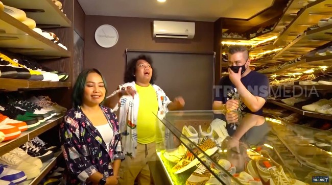 Maliki juga hobi mengoleksi sneakers. Bahkan beberapa di antaranya sneakers langka yang sangat berharga. (Foto: YouTube/Trans7 Official)