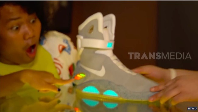 Salah satunya Nike edisi Back to the Future ini. Sneakers futuristik yang dapat mengikat tali secara otomatis itu kini bisa berharga miliaran rupiah. (Foto: YouTube/Trans7 Official)