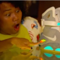 Salah satunya Nike edisi Back to the Future ini. Sneakers futuristik yang dapat mengikat tali secara otomatis itu kini bisa berharga miliaran rupiah. (Foto: YouTube/Trans7 Official)