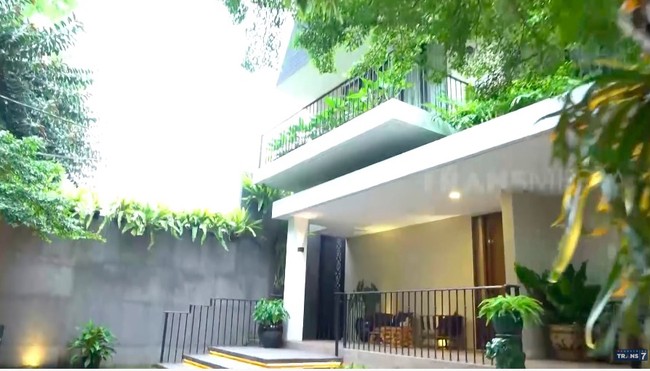 Siapa yang menyangka jika di dalam rumah bergaya modern-klasik ini terdapat sebuah surga kecil bagi pecinta mainan. Wajar saja, pemiliknya adalah Maliki Andrizal Syarif, seorang kolektor mainan. Di Instagram, ia mendeskripsikan dirinya DJ dan pengusaha. (Foto: YouTube/Trans7 Official)